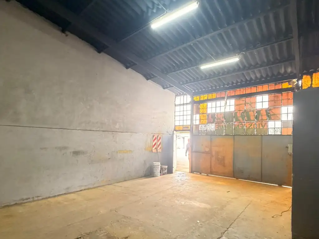 Foto de DOS LOCALES + DEPOSITO + DOS COCHERAS EN SAN MARTIN, imagen 3