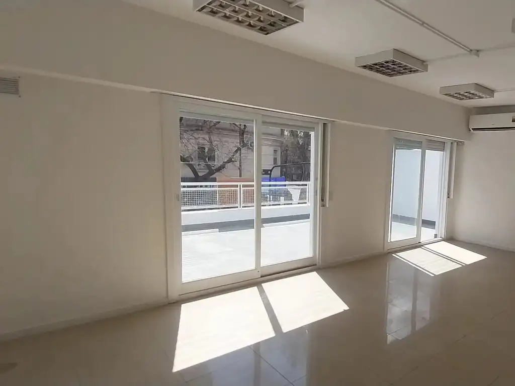 Foto de Oficina Piso Único entrada independiente, 3 ambientes, baño y Toillet, imagen 2