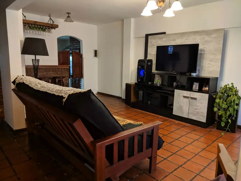 Foto de Casa 4 ambientes en 2 plantas. Muy buen estado., imagen 1