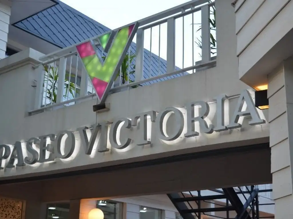 Foto de LOCAL - GALERIA PASEO VICTORIA FUNES, AMPLIO CON ENTREPISO Y BAÑO PROPIO, imagen 2