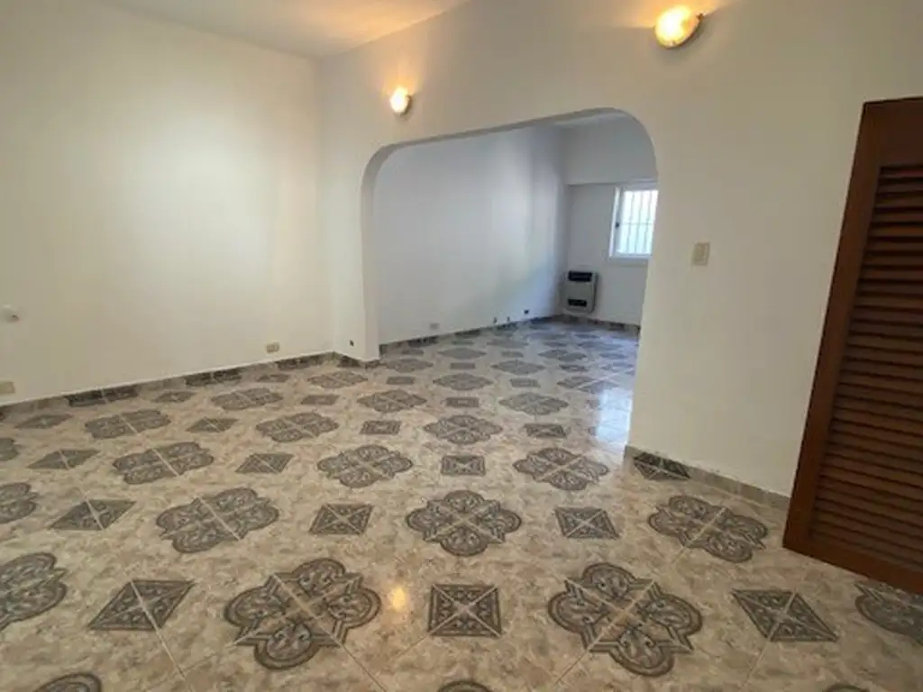 Foto de CASA 4 AMBIENTES CON COCHERA EN VILLA BALLESTER, imagen 2