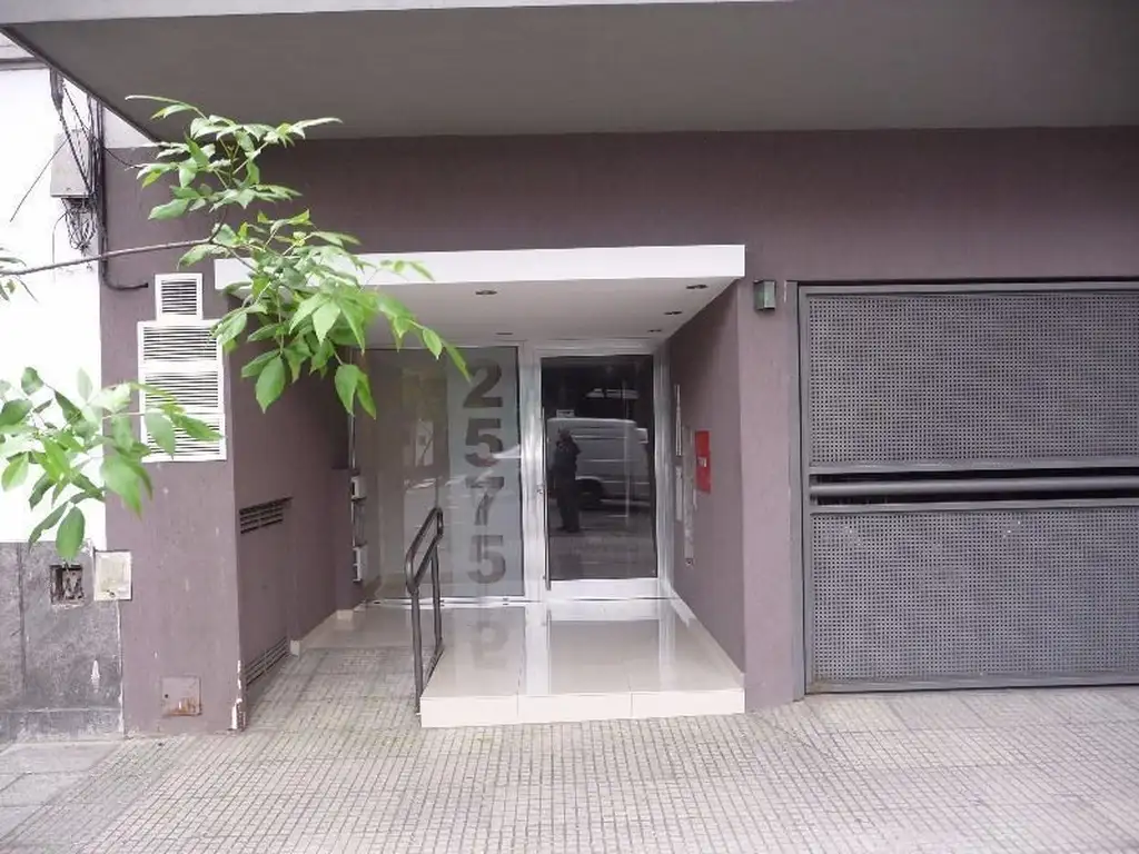 Foto de Excelente y amplio monoambiente apto profesional al frente con balcón, imagen 2