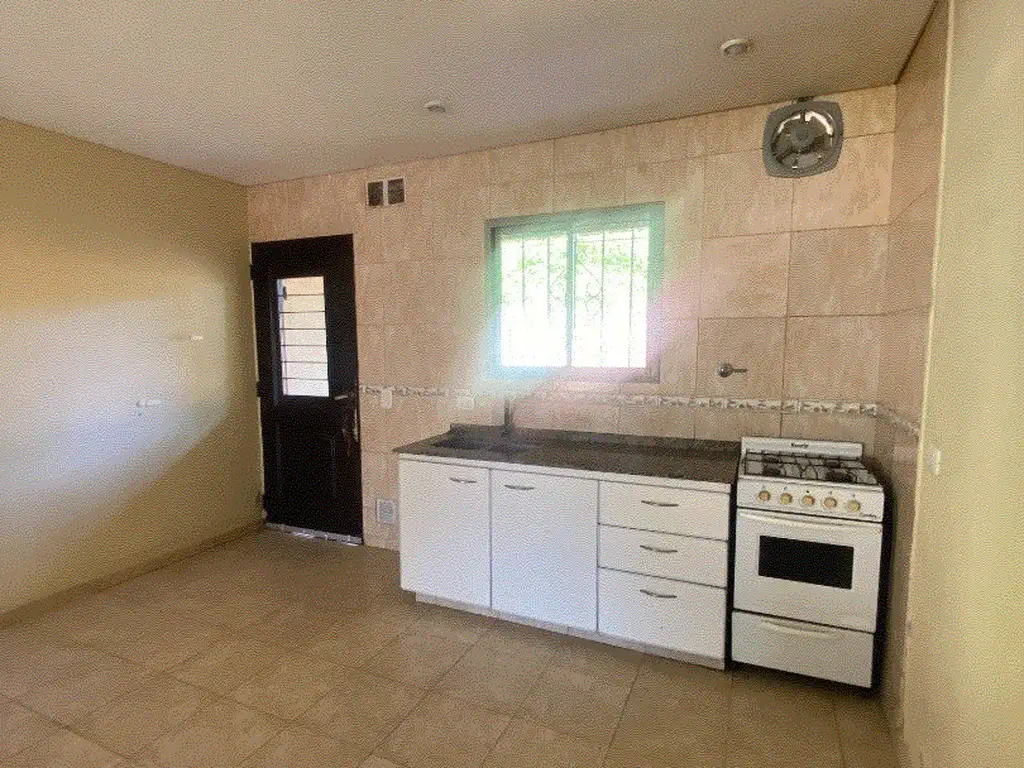 Foto de Dúplex con patio y cochera semicubierta., imagen 2
