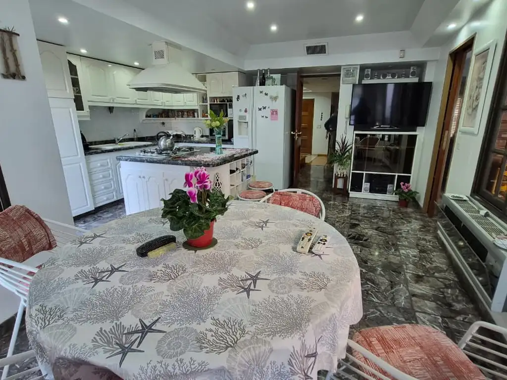 Foto de ESPECTACULAR CASA EN 4 PLANTAS 4 AMB. CON DEP. GARAGE 4 AUTOS JARDIN, imagen 4