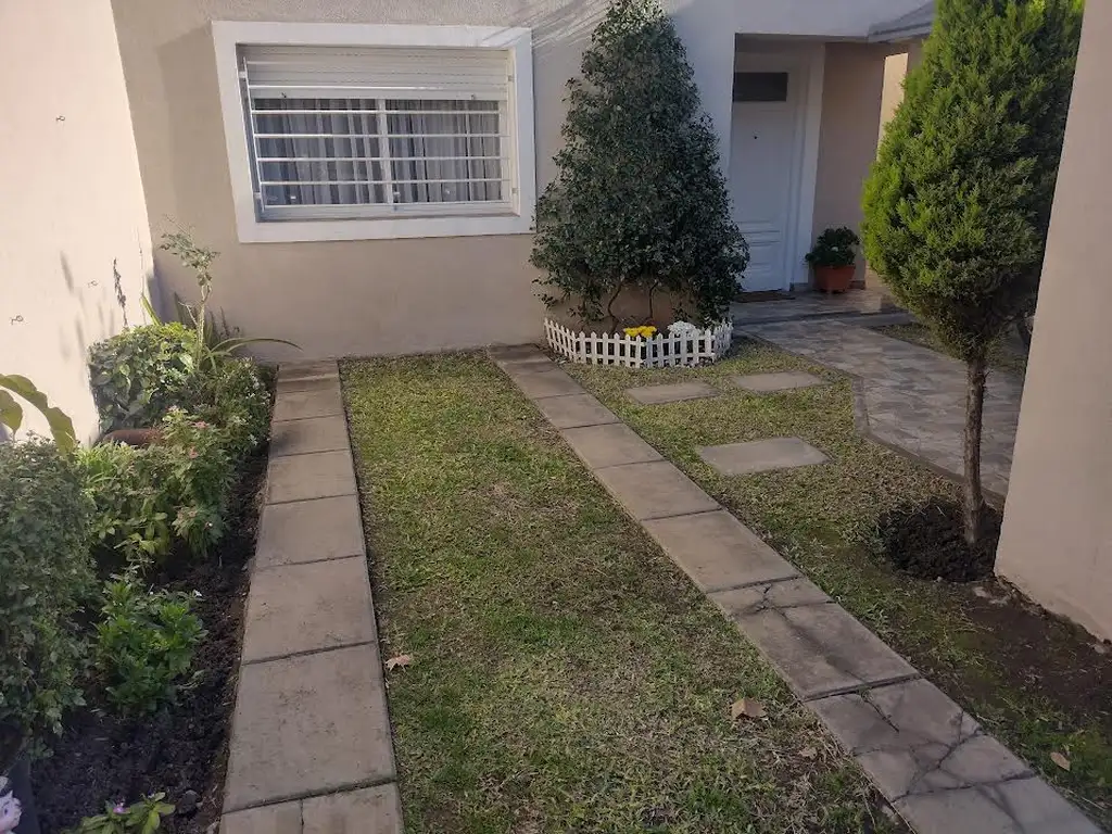 Foto de MUY BUEN PH 3 AMBIENTES AL FRENTE EN DOS PLANTAS CON ENTRADA, imagen 1