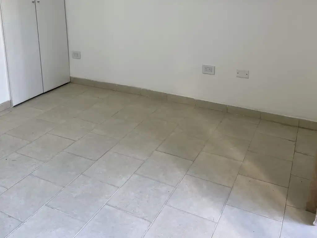 Foto de MONO-AMBIENTE T/PLANTA BAJA, 32 MTS, BAÑO COMPLETO C/ BAÑERA C/ PATIO, imagen 2