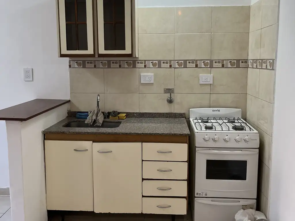 Foto de MONO-AMBIENTE T/PLANTA BAJA, 32 MTS, BAÑO COMPLETO C/ BAÑERA C/ PATIO, imagen 3