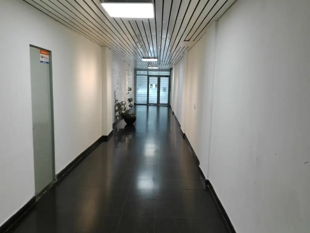 Foto de Piso Unico de oficinas 424m2, 2 salones y 11 despachos, 3 baños, imagen 1
