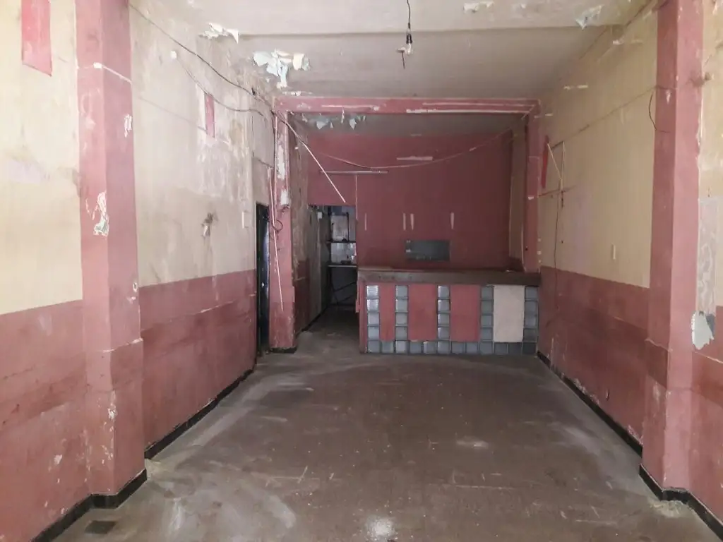 Foto de PLAZA CONSTITUCION// LOCAL 108mts2 CUBIERTOS con dormitorio, cocina y, imagen 1
