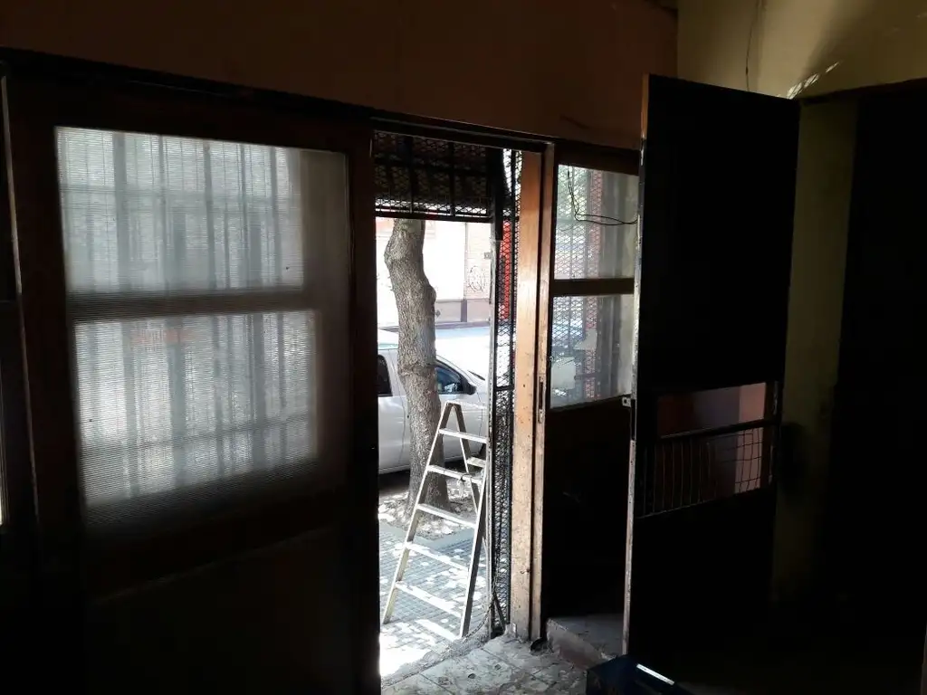 Foto de PLAZA CONSTITUCION// LOCAL 108mts2 CUBIERTOS con dormitorio, cocina y, imagen 4