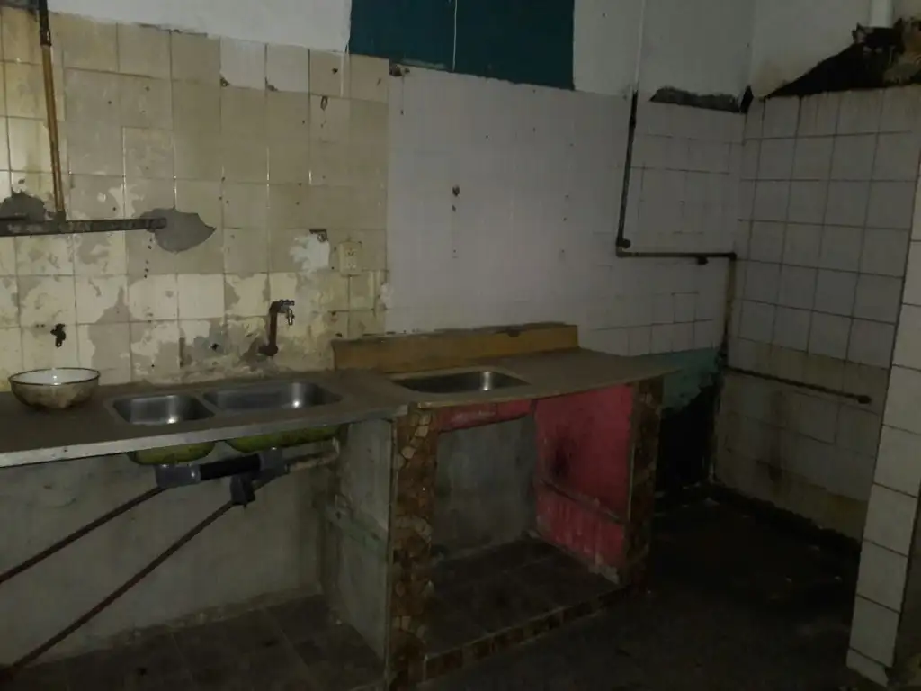Foto de PLAZA CONSTITUCION// LOCAL 108mts2 CUBIERTOS con dormitorio, cocina y, imagen 3