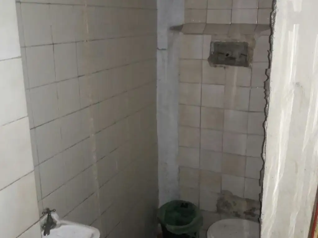 Foto de PLAZA CONSTITUCION// LOCAL 108mts2 CUBIERTOS con dormitorio, cocina y, imagen 2