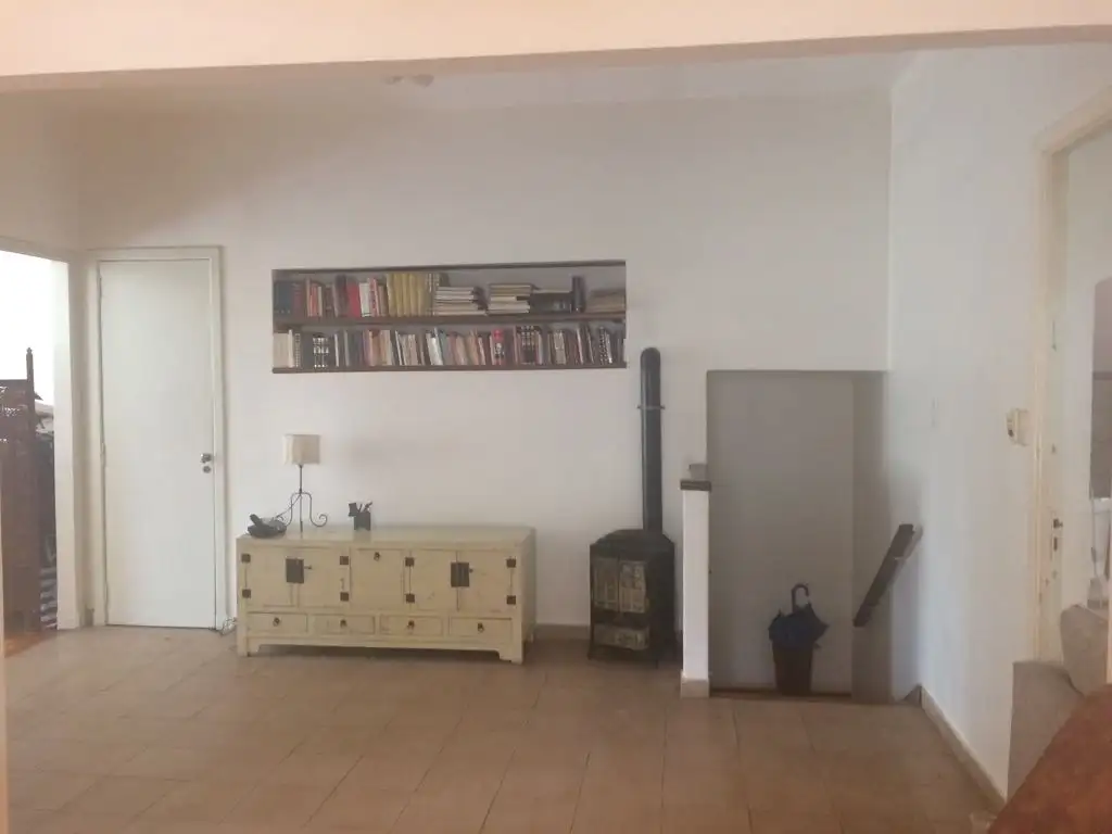 Foto de Amplio Depto tipo casa en primer piso con balcón y terraza. Muy buen, imagen 1