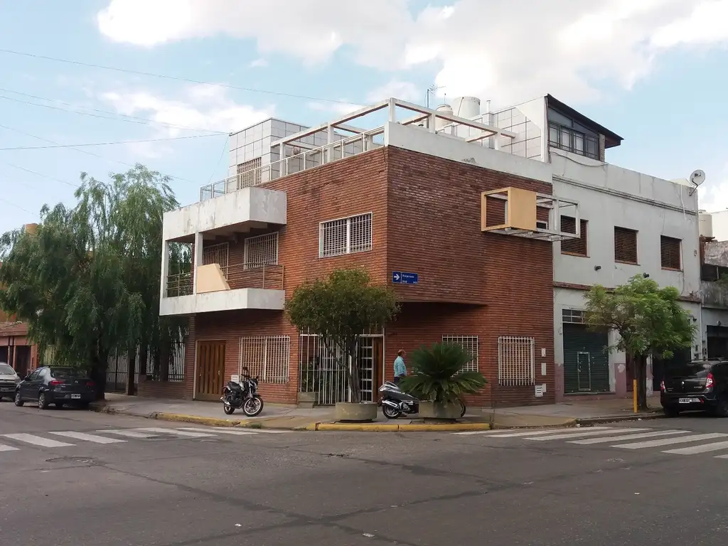 Foto de EXCELENTE CASA 6 AMBIENTES +DEPENDENCIA EN V. LUGANO, imagen 2