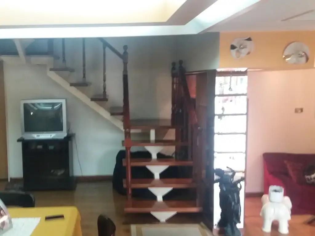 Foto de EXCELENTE CASA 6 AMBIENTES +DEPENDENCIA EN V. LUGANO, imagen 1