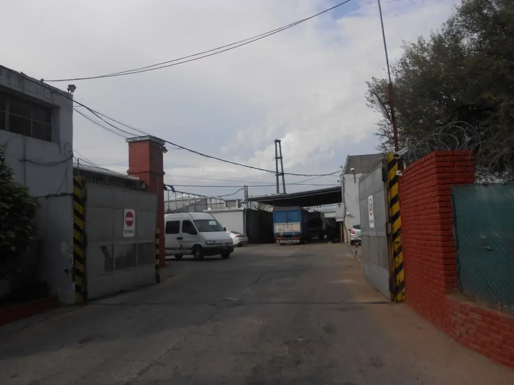 Foto de GALPONES EN ALQUILER * EN PREDIO INDUSTRIAL * 750 m2, imagen 1