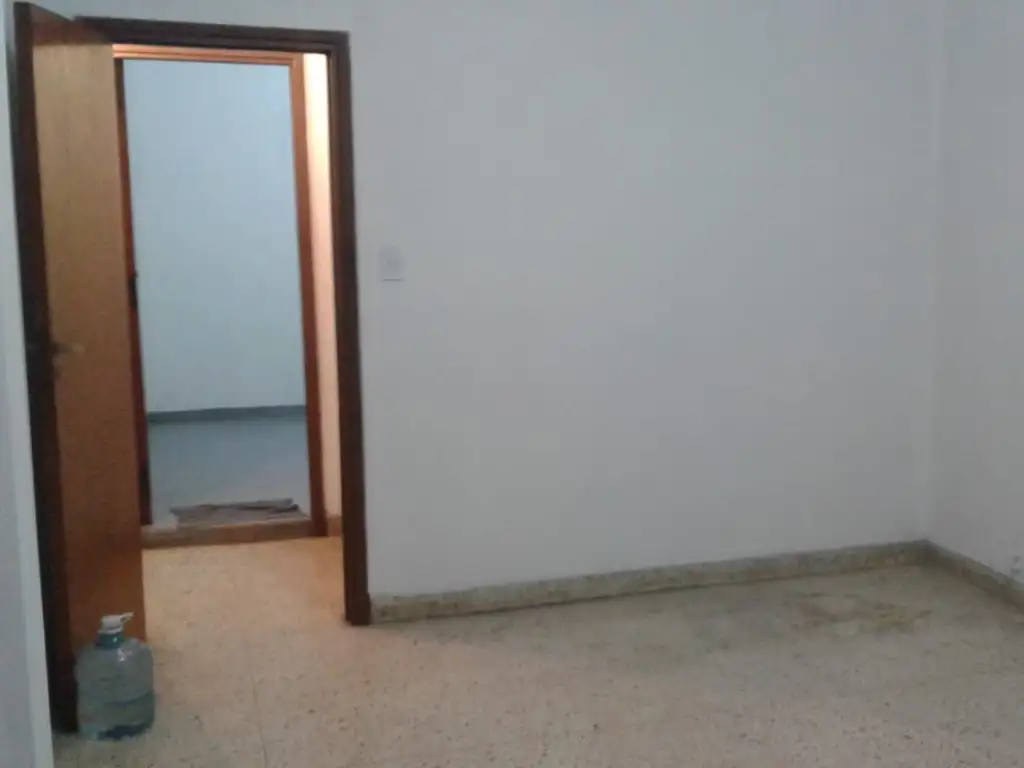Foto de DEPTO 2 AMB EN PRIMER PISO AL FRENTE - SIN EXPENSAS - SERVICIOS, imagen 2