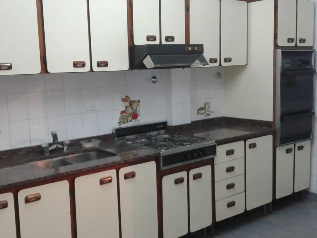 Foto de DEPTO 2 AMB EN PRIMER PISO AL FRENTE - SIN EXPENSAS - SERVICIOS, imagen 1