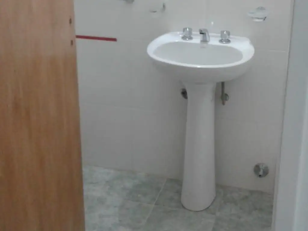 Foto de DEPTO 2 AMB EN PRIMER PISO AL FRENTE - SIN EXPENSAS - SERVICIOS, imagen 4