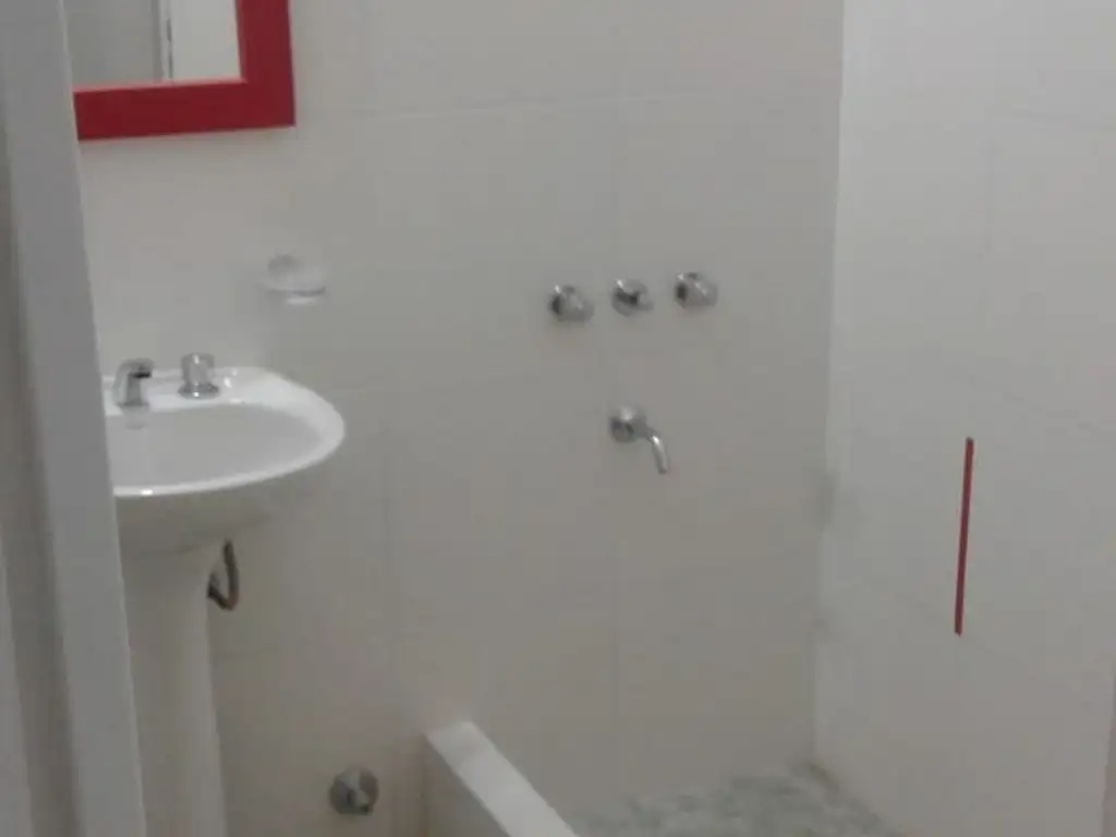 Foto de DEPTO 2 AMB EN PRIMER PISO AL FRENTE - SIN EXPENSAS - SERVICIOS, imagen 5