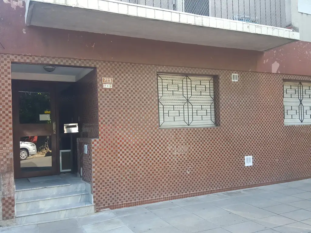 Foto de COMODO DEPARTAMENTO DOS AMBIENTES AL FRENTE CON PATIO - UNA CUADRA, imagen 1