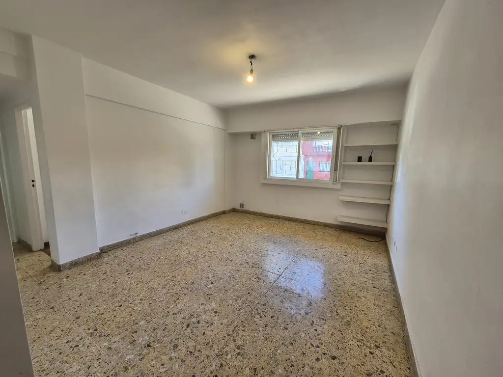 Foto de COMODO DEPARTAMENTO DOS AMBIENTES AL FRENTE CON PATIO - UNA CUADRA, imagen 2
