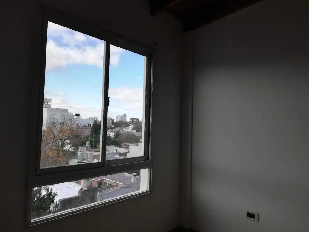 Foto de 60 y 22 Al frente 1 dormitorio con placard, balcón, living comedor. Muy, imagen 1