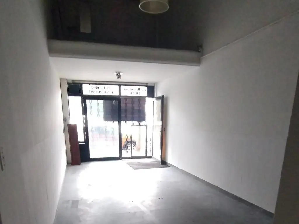 Foto de EXCELENTE LOCAL COMERCIAL DE 37 MTS (30 DE SALÓN Y 7 MTS DE ENTREPISO), imagen 4