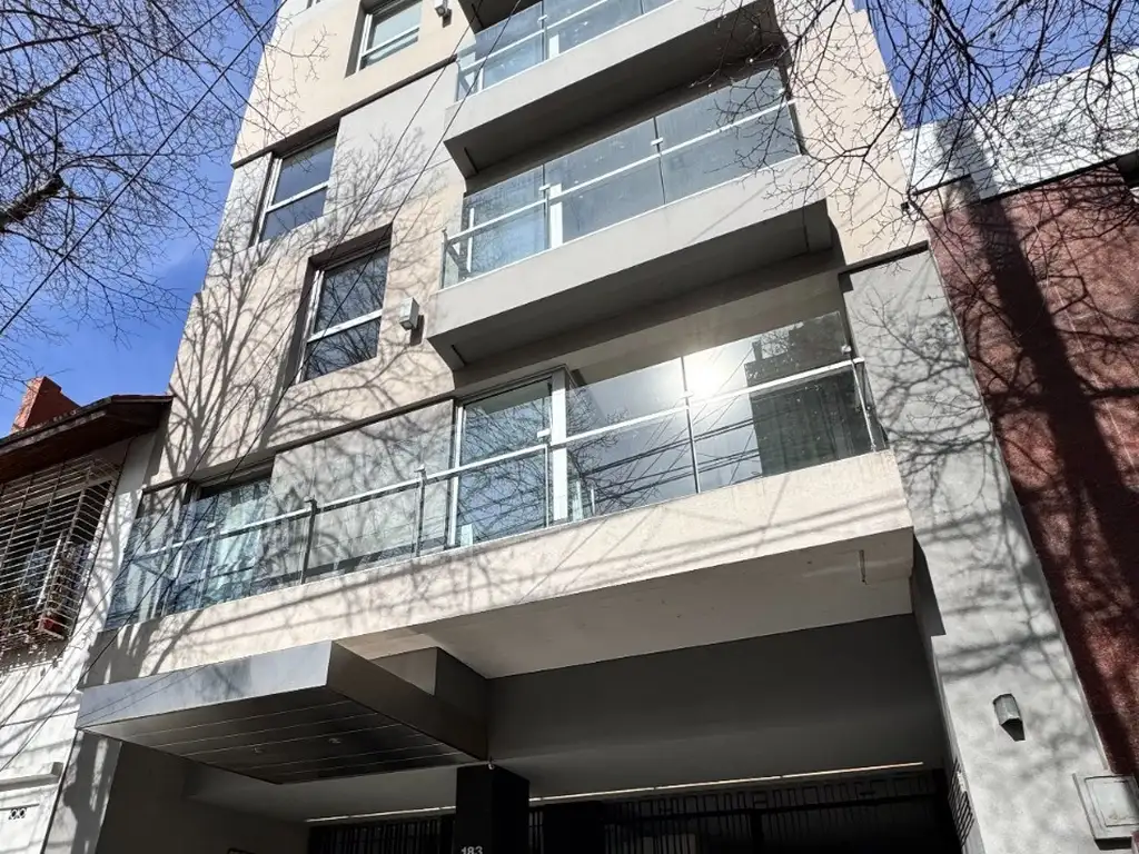 Foto de EXCELENTE EDIFICIO, 2 AMBIENTES, CON COCHERA Y BAULERA DISPONIBLE., imagen 2
