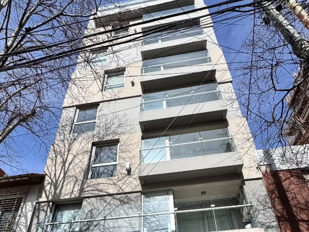 Foto de EXCELENTE EDIFICIO, 2 AMBIENTES, CON COCHERA Y BAULERA DISPONIBLE., imagen 1
