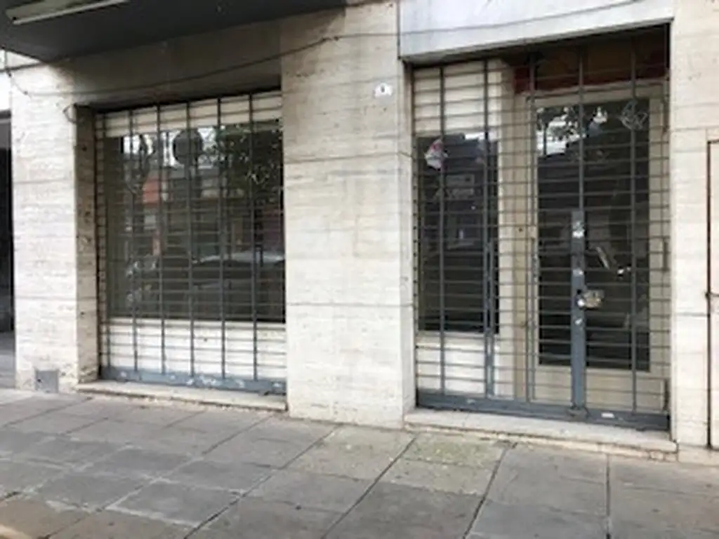 Foto de LOCAL COMERCIAL A PASOS DE AV RIVADAVIA NO APTO PRODUCTOS DE VENTA, imagen 1