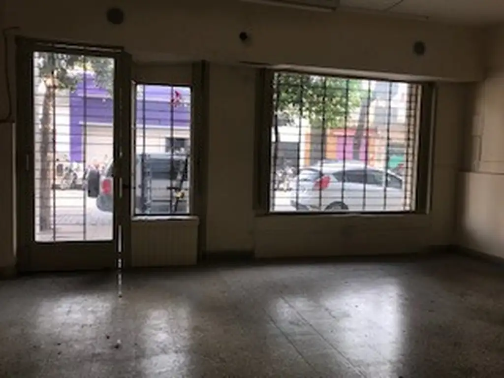 Foto de LOCAL COMERCIAL A PASOS DE AV RIVADAVIA NO APTO PRODUCTOS DE VENTA, imagen 5
