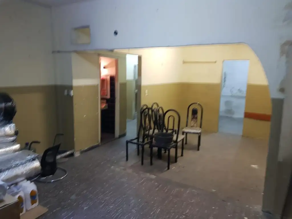 Foto de Local comercial con vidriera, persiana metálica, imagen 4
