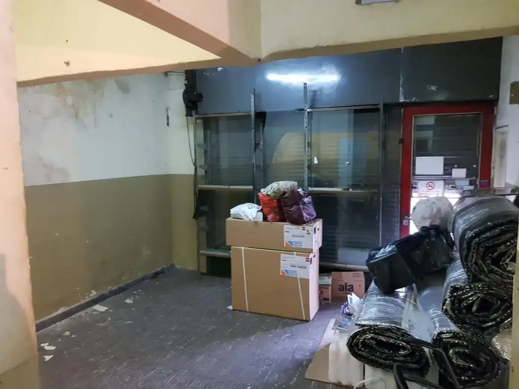 Foto de Local comercial con vidriera, persiana metálica, imagen 3