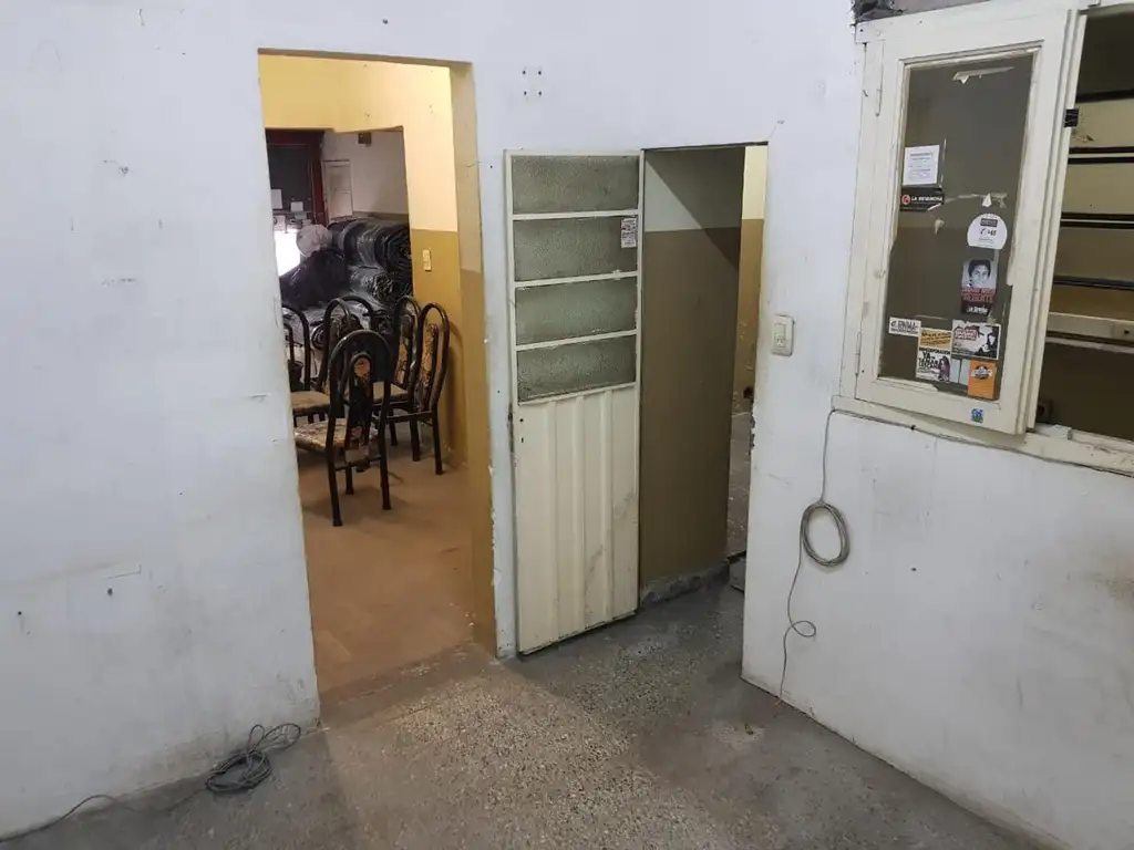 Foto de Local comercial con vidriera, persiana metálica, imagen 2