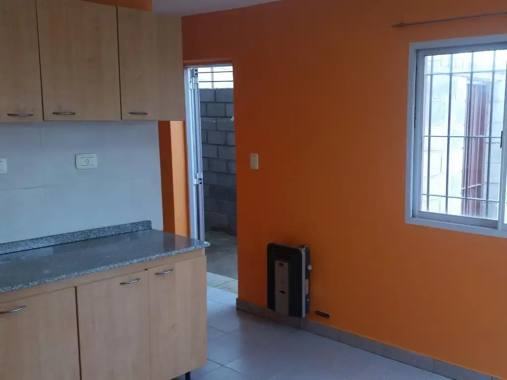 Foto de Depto 1 dormitorio en planta baja con pequeño patio, cochera, imagen 2