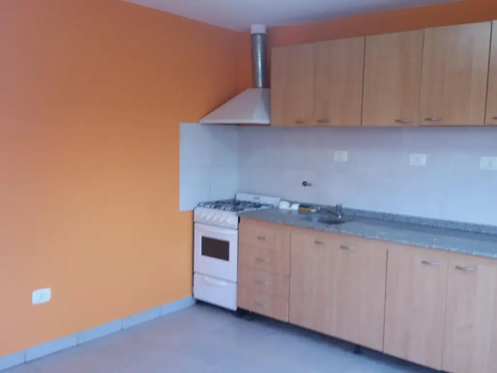 Foto de Depto 1 dormitorio en planta baja con pequeño patio, cochera, imagen 4