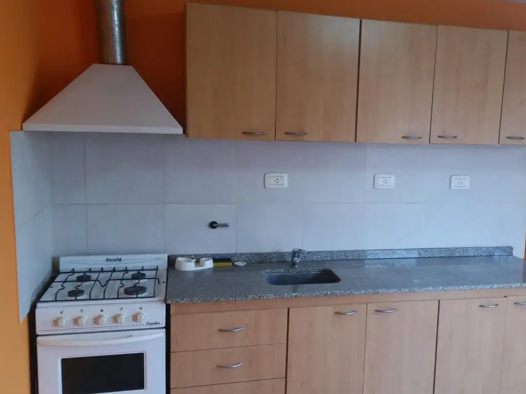 Foto de Depto 1 dormitorio en planta baja con pequeño patio, cochera, imagen 3