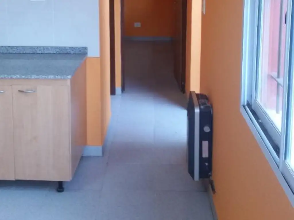 Foto de Depto 1 dormitorio en planta baja con pequeño patio, cochera, imagen 1