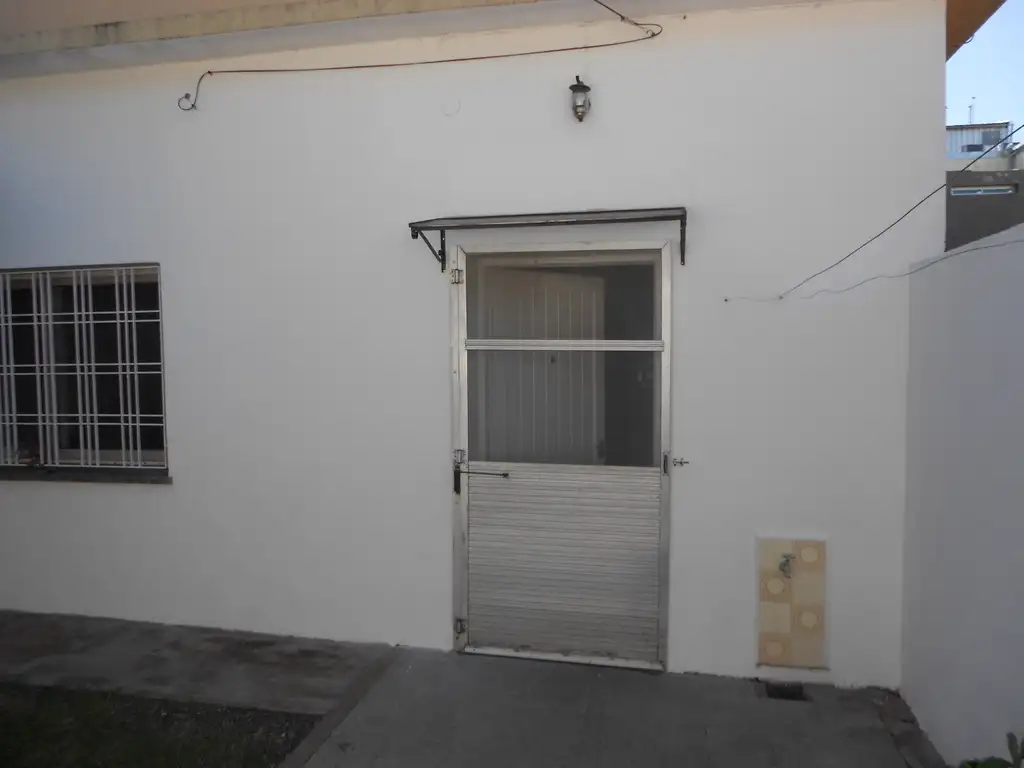 Foto de Dos ambientes amplios y comodos con patio y jardin- Accesos proximos a, imagen 2
