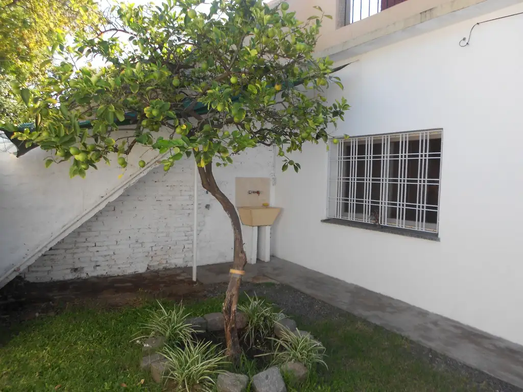Foto de Dos ambientes amplios y comodos con patio y jardin- Accesos proximos a, imagen 1