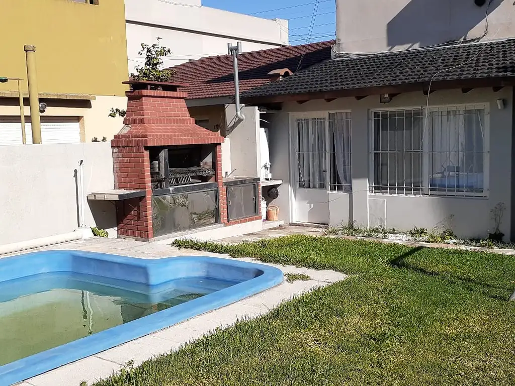 Foto de EXCELENTE Y MODERNA CASA 6 AMBIENTES EN DOS PLANTAS CON JARDÍN, PISCINA, imagen 3