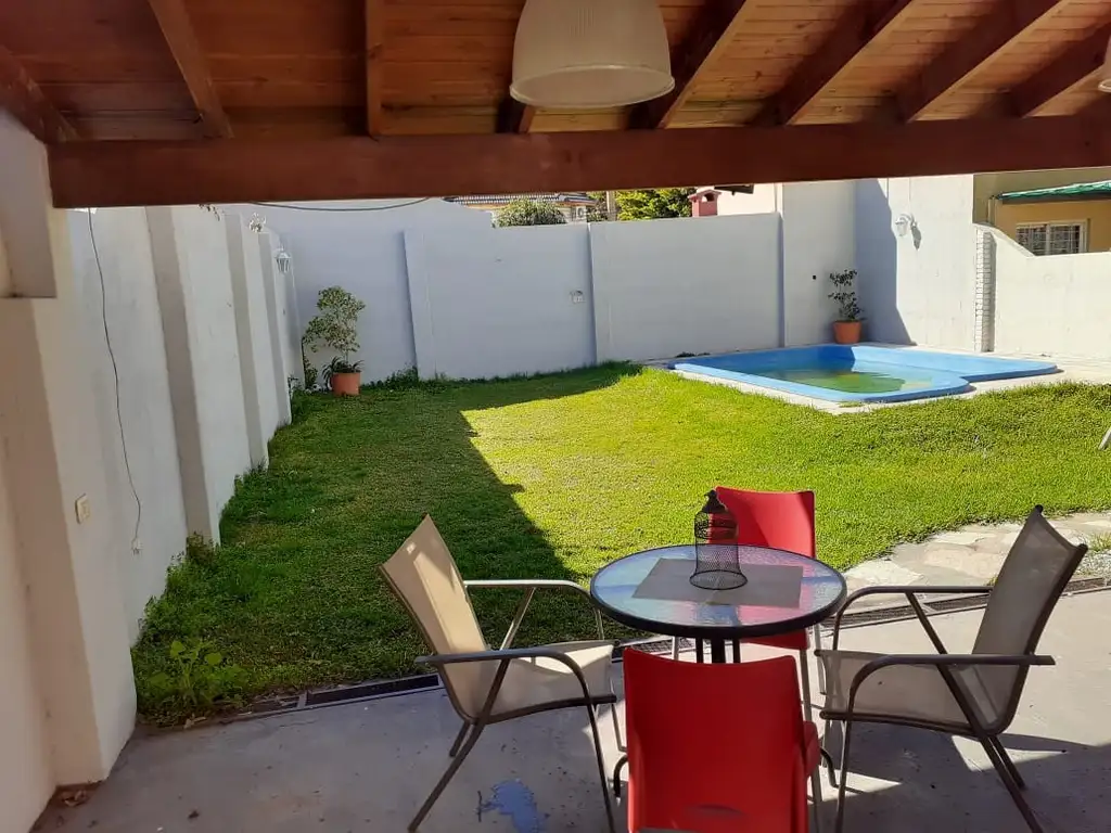 Foto de EXCELENTE Y MODERNA CASA 6 AMBIENTES EN DOS PLANTAS CON JARDÍN, PISCINA, imagen 1