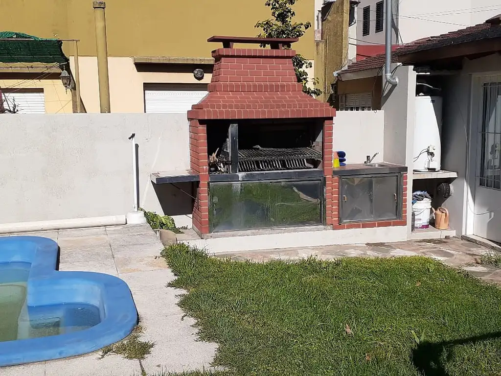 Foto de EXCELENTE Y MODERNA CASA 6 AMBIENTES EN DOS PLANTAS CON JARDÍN, PISCINA, imagen 4