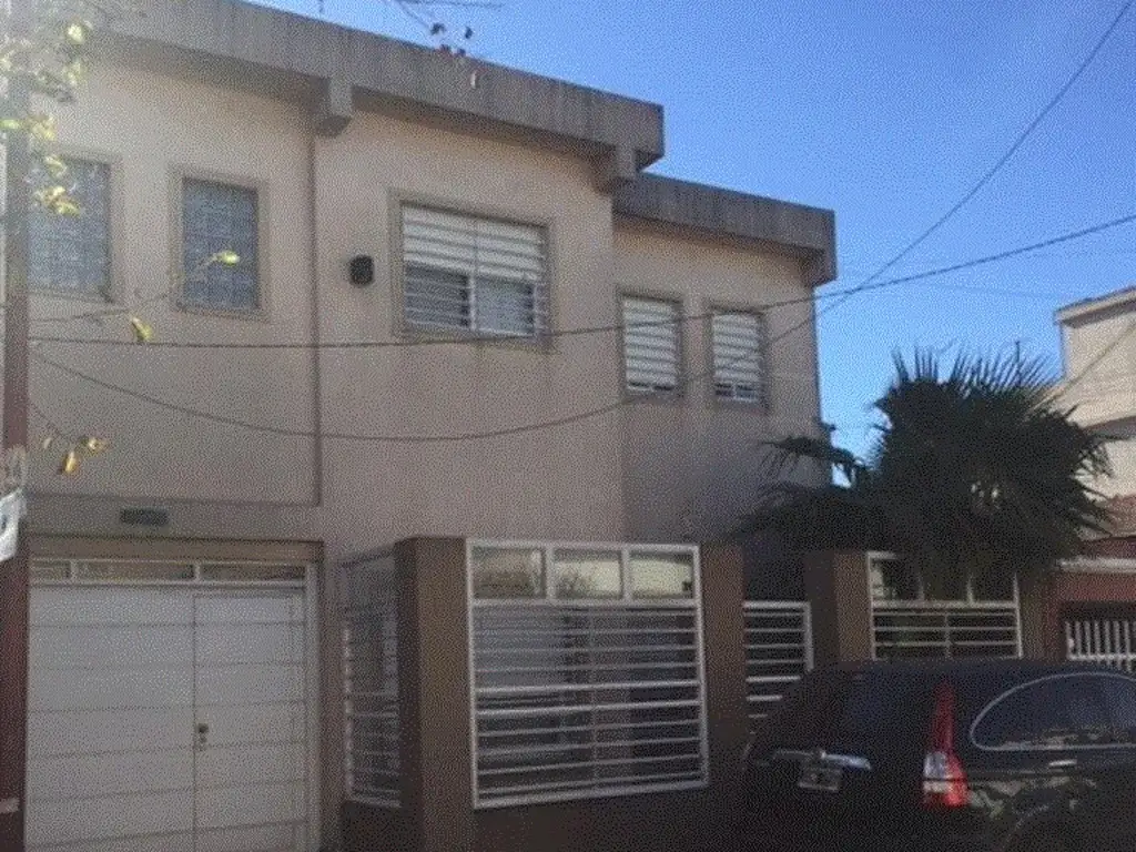 Foto de EXCELENTE Y MODERNA CASA 6 AMBIENTES EN DOS PLANTAS CON JARDÍN, PISCINA, imagen 2