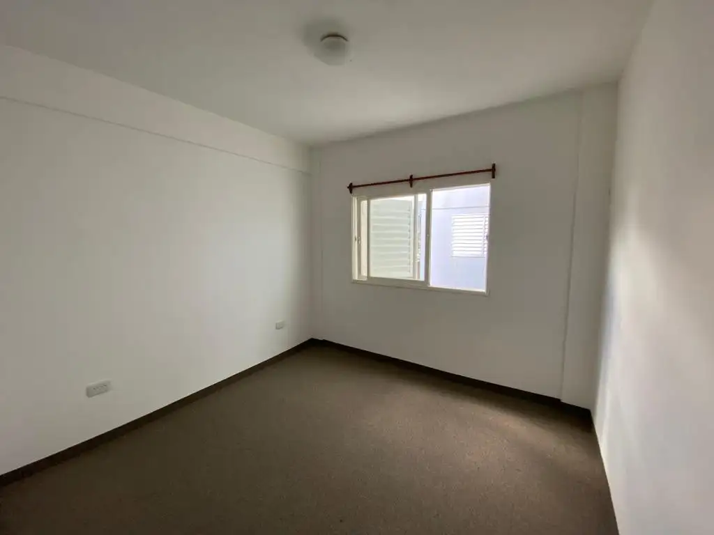 Foto de Departamento de 2 ambientes en primer piso por escalera, abona bajas, imagen 1