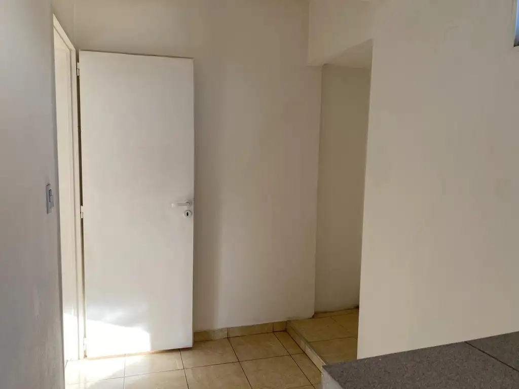 Foto de DEPARTAMENTO 1 AMB.Y 1/2 1º PISO AL FRENTE CON BALCON, imagen 5