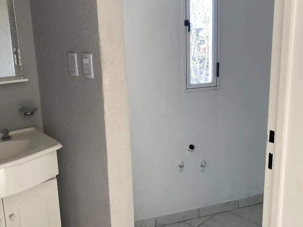 Foto de DEPARTAMENTO 1 AMB.Y 1/2 1º PISO AL FRENTE CON BALCON, imagen 1