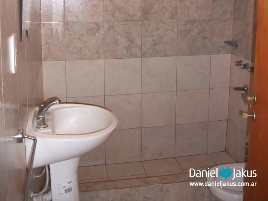Foto de DEPTO 1 DORM EN ALQUILER - 76 N°1644 e/ 27 bis y 28 - DANIEL JAKUS, imagen 2