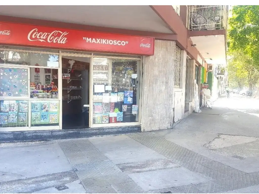 Foto de Se escuchan ofertas Local en ESQUINA. Sobre Av.H.Pueyrredon “esquina, imagen 4
